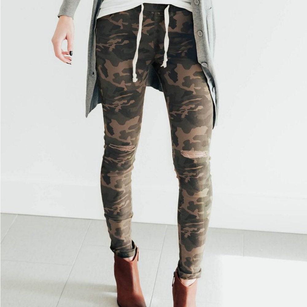 Camo Distressed Drawstring Pants - Picture 2 of 7